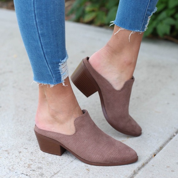 Boutique Shoes - Nightwalker Taupe Pointy Closed Toe Comfort Mule